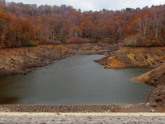 留山ダム紅葉も晩期で水が溜まっていません。