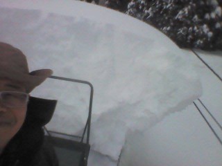 屋根の雪庇の写真です。
