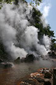 日本一、湧出量の多い温泉地は大分県の別府温泉です。1日あたり13万7,040キロリットルが湧き出ているといわれています。松之山温泉の約2,000倍です。