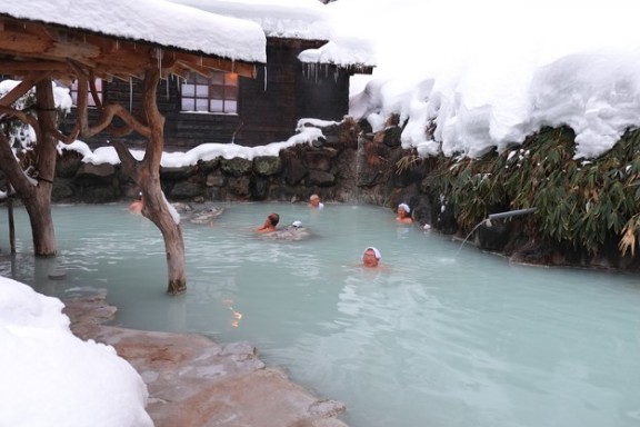 鶴の湯の露天風呂も乳頭温泉の一部です。
