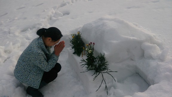 松之山では、お墓は3メートルの雪の下です。