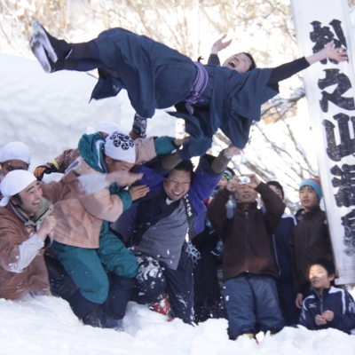 毎年1月15日行われる、むこ投げ祭り（写真提供：松之山.COM）